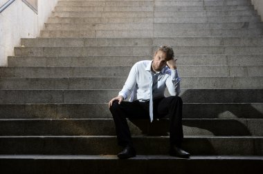depresyon sokak beton merdivenlerde oturan işadamı ağlayarak kaybetti