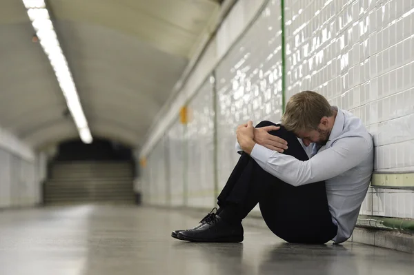 Jovem empresário perdido em depressão sentado no metrô da rua — Fotografia de Stock