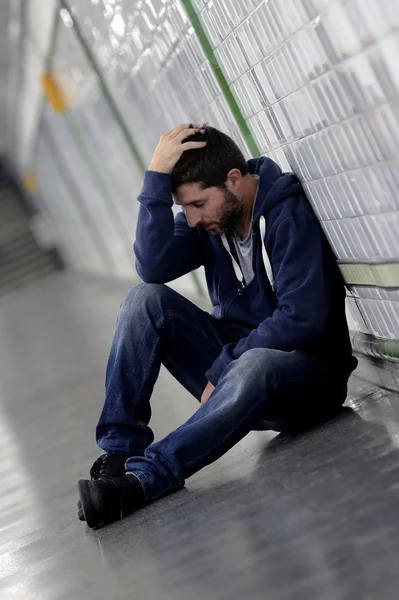 Joven perdido en la depresión sentado en la calle subterránea túnel —  Fotos de Stock