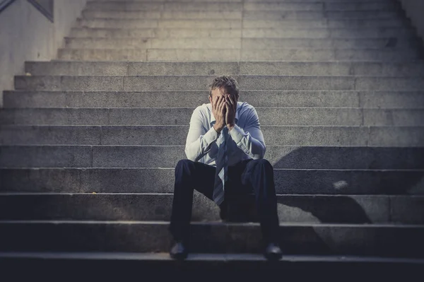 Affärsman gråt förlorade i depression sitter på gatan betong trappor — Stockfoto