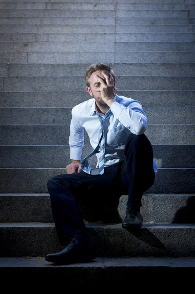 Zakenman huilen verloren in depressie zittend op straat concrete trap — Stockfoto