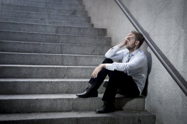 depresyon sokak beton merdivenlerde oturan işadamı ağlayarak kaybetti