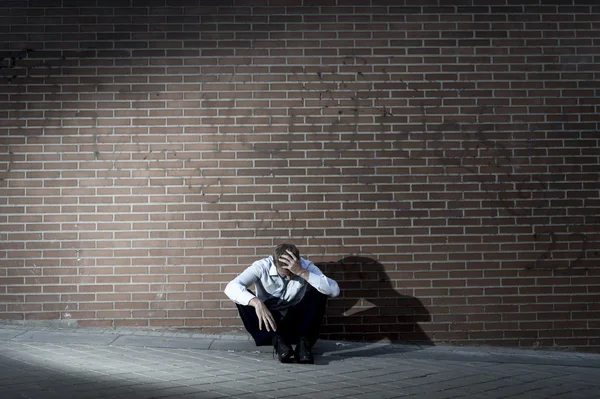 Affärsman som förlorade jobb försvinner i depression sitter i staden gathörn — Stockfoto