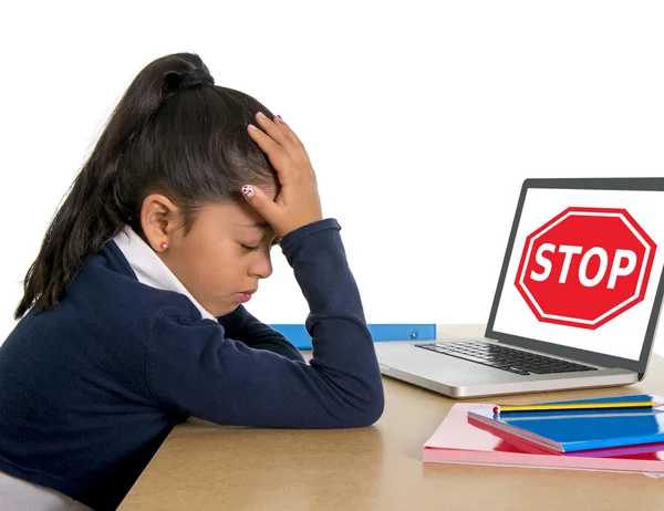 Hispânico doce menina da escola choro sofrimento internet bullying abuso — Fotografia de Stock