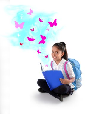 mutlu tatlı küçük İspanyol liseli kız sihirli kelebekler kitap okumak gülüyor 