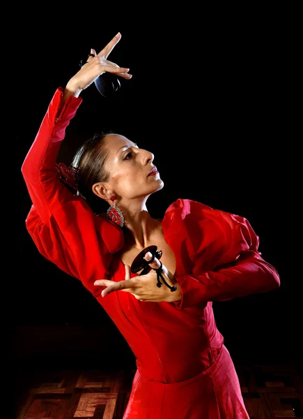 Młode kobiety, hiszpański taniec flamenco w typowo Ludowej czerwona sukienka — Zdjęcie stockowe