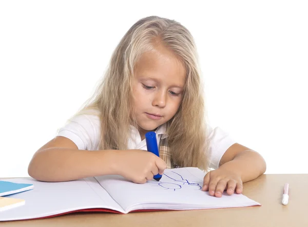 Petite écolière mignonne heureuse sur le bureau dessin sur bloc-notes avec marqueur — Photo