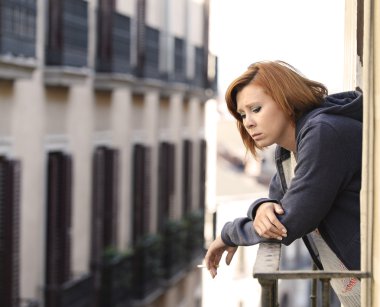 depresyon ve stres yalnız acı yasaktır balkon, çekici bir kadın  