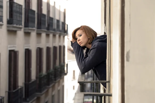 Žena trpí deprese a stres venku na balkoně — Stock fotografie