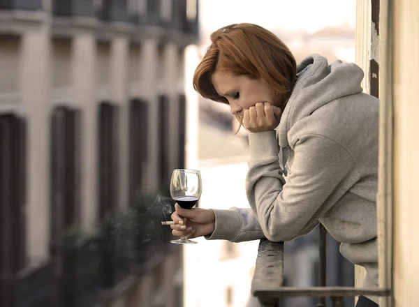 Donna attraente che soffre di depressione e stress all'aperto al balcone — Foto Stock