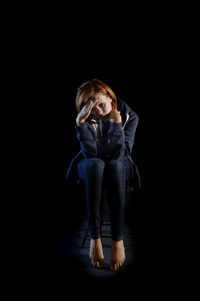 Wanita yang menarik menderita depresi dan stres sendirian dalam kesakitan dan kesedihan — Stok Foto