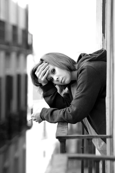 Donna attraente che soffre di depressione e stress da solo nel dolore fumare al balcone — Foto Stock