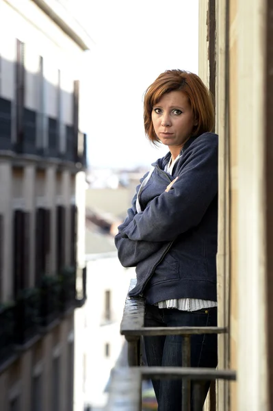 Aantrekkelijke vrouw lijden aan depressie en stress buiten op het balkon — Stockfoto