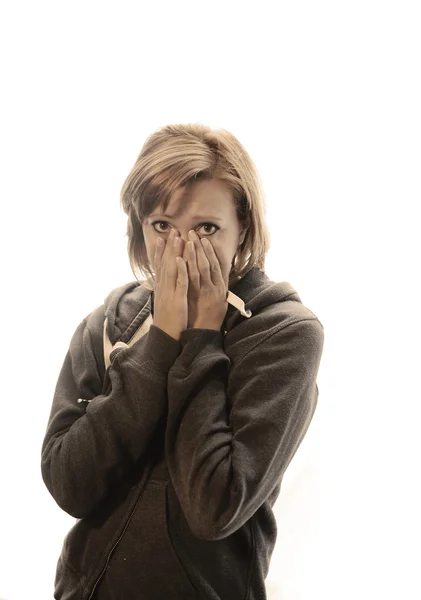 Attraktive Frau, die unter Depressionen und Stress leidet und allein vor Schmerzen weint — Stockfoto