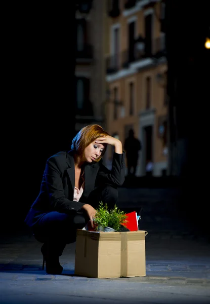 Ung arbejdsløs forretningskvinde fyret fra arbejde trist i depression og stress - Stock-foto