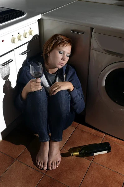 Solitario borracho alcohólico mujer sentado en cocina piso en depresión beber vino —  Fotos de Stock