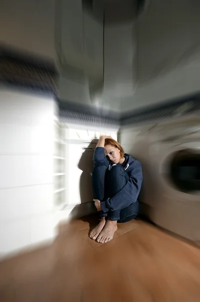 Mujer solitaria y enferma sentada en el suelo de la cocina en la depresión de estrés y tristeza —  Fotos de Stock