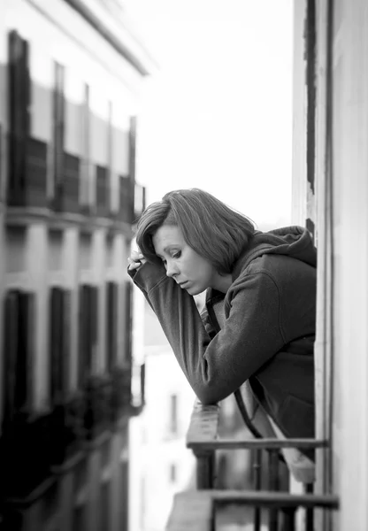 Depresyon ve stres açık havada balkon, genç bir kadın — Stok fotoğraf