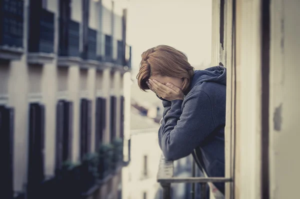 Ung kvinna som lider av depression och stress utomhus på balkongen — Stockfoto