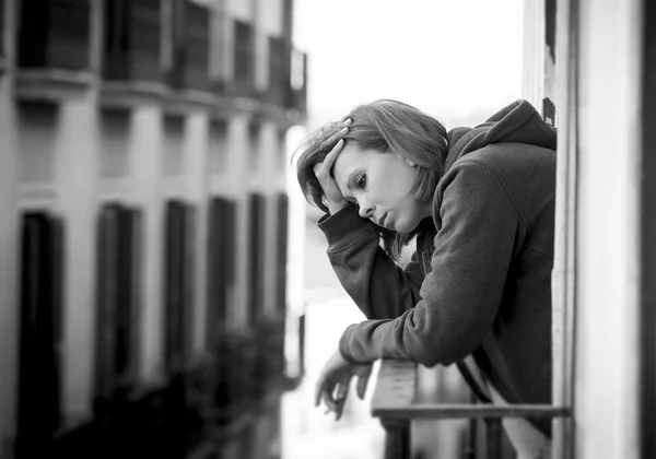 Junge Frau leidet unter Depressionen und Stress im Freien auf dem Balkon — Stockfoto