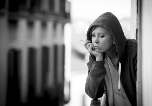 Ung kvinna som lider av depression och stress utomhus på balkon — Stockfoto