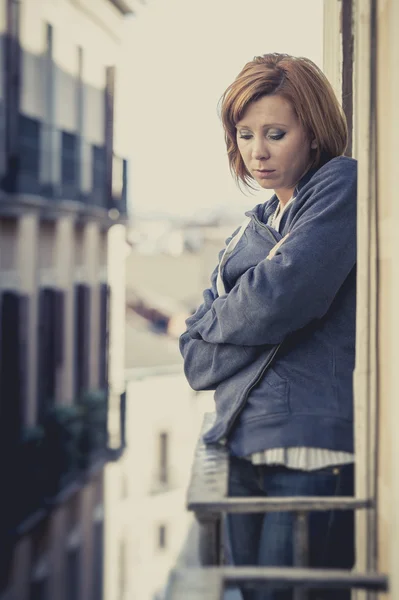 Depresyon ve stres açık havada balkon, genç bir kadın — Stok fotoğraf