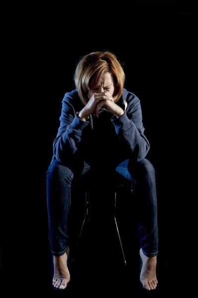 Donna attraente che soffre di depressione e stress da solo nel dolore isolato sul nero — Foto Stock