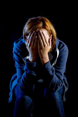 depresyon ve stres yalnız ağlayan kadın kapatmak