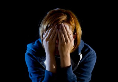 depresyon ve stres yalnız ağlayan kadın kapatmak