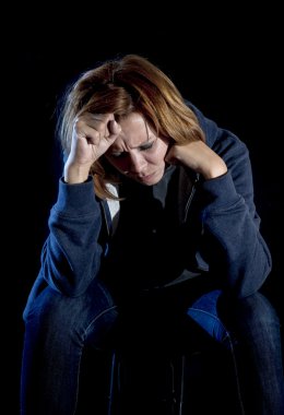 depresyon ve stres yalnız ağlayan kadın kapatmak