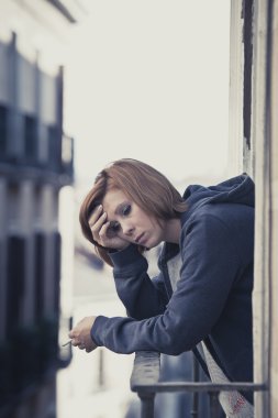 depresyon ve stres açık havada balkon, genç bir kadın