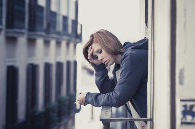 depresyon ve stres açık havada balkon, genç bir kadın