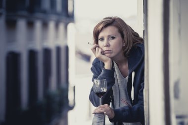 genç kadın balkon açık havada şarap içme depresyon acı