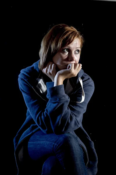 Закрыть женщина страдает депрессией и стресс плакать в одиночку — стоковое фото