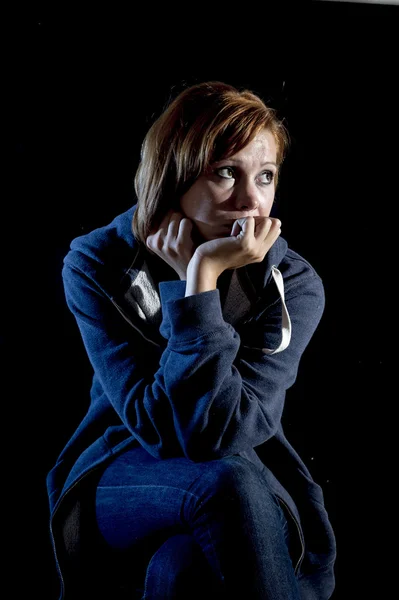 Close-up van de vrouw te lijden aan depressie en stress huilen alleen — Stockfoto