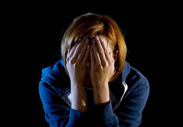 Depresyon ve stres yalnız ağlayan kadın kapatmak — Stok fotoğraf