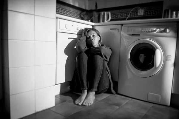 Mujer solitaria y enferma sentada en el suelo de la cocina en la depresión de estrés y tristeza —  Fotos de Stock