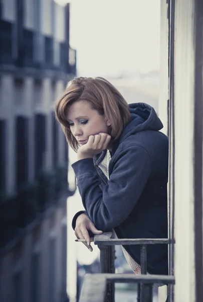 Ung kvinna som lider av depression och stress utomhus på balkongen — Stockfoto