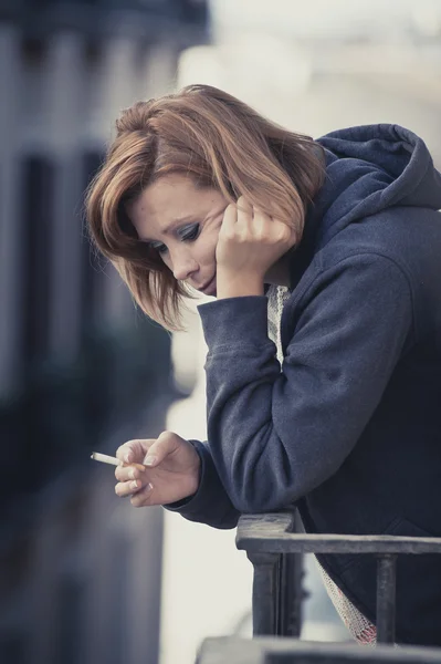 Mujer joven que sufre depresión y estrés al aire libre en el balcón —  Fotos de Stock