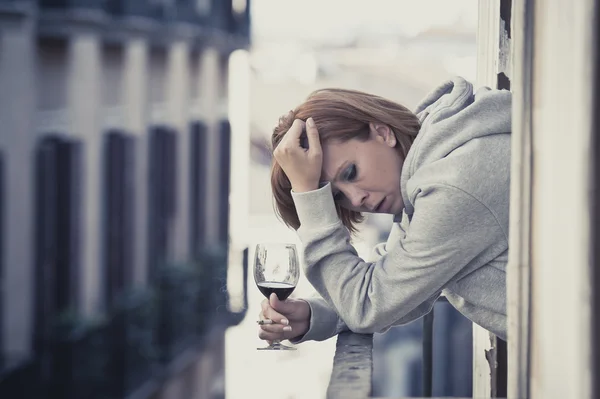 Jovem mulher sofrendo depressão beber vinho ao ar livre na varanda — Fotografia de Stock