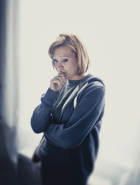 Attraktiv kvinna lider depression och stress ensam lutande på fönster — Stockfoto