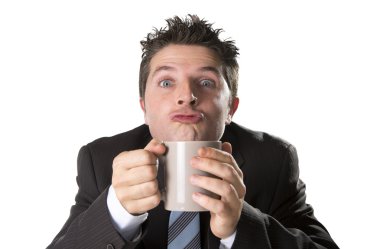 takım elbise ve kravat kahve kafein bağımlılığı içinde manyak olarak tutan işadamı bağımlısı