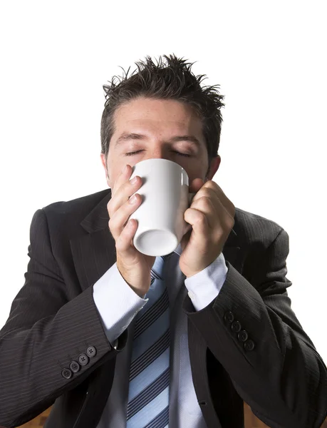 Наркоман в костюме и галстуке держа чашку кофе как маньяк от кофеиновой зависимости — стоковое фото