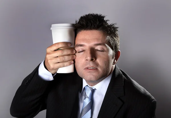 Viciado sonolento empresário segurando tirar café no vício em cafeína — Fotografia de Stock