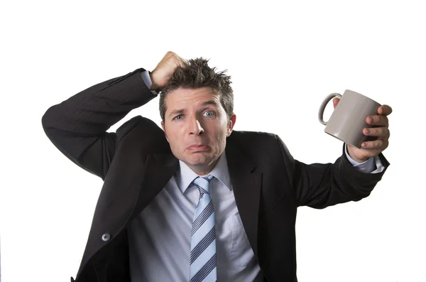 Joven adicto hombre de negocios en traje y corbata sosteniendo taza vacía de café ansioso — Foto de Stock