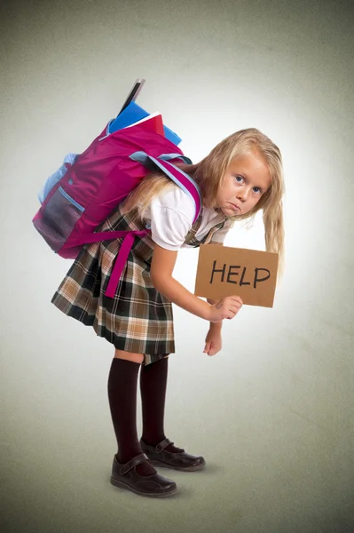 Dulce niña llevando muy pesada mochila o mochila llena —  Fotos de Stock