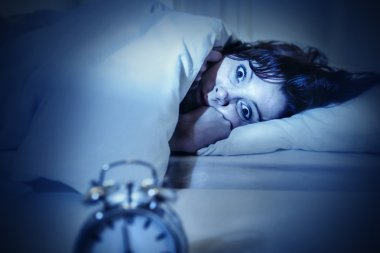 Uykusuzluk ve uyku bozukluğu acı kadın yatakta gözleri açıldı 