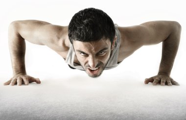 çekici spor adamı eğitim push up beyaz izole egzersiz