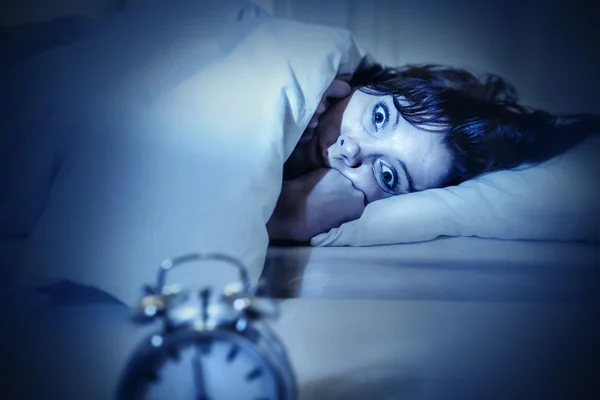 Mujer en la cama con los ojos abiertos sufriendo insomnio y trastorno del sueño — Foto de Stock