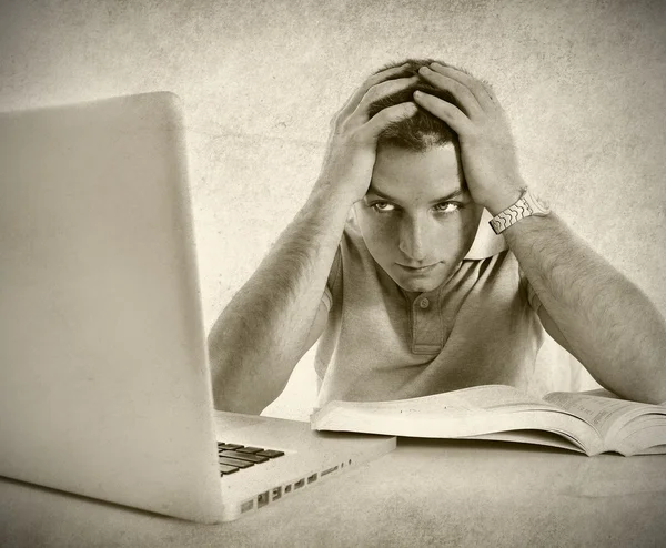 Ung student man i stress — Stockfoto